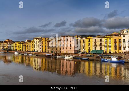 Bosa, Italia, 13 dicembre 2022: Case colorate e barche da pesca sul lungomare di Bosa sul fiume Terno, Europa Foto Stock