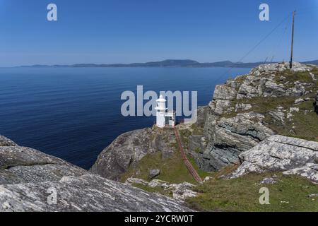 Una vista dello storico Faro di Sheep's Head sulla Penisola di Muntervary nella contea di Cork, Irlanda Foto Stock