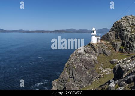 Una vista dello storico Faro di Sheep's Head sulla Penisola di Muntervary nella contea di Cork, Irlanda Foto Stock