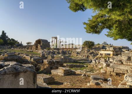 Corinto, Grecia, 8 novembre 2022: Veduta delle rovine dell'antica Corinto nel sud della Grecia con il Tempio di Apollo sullo sfondo, Europa Foto Stock