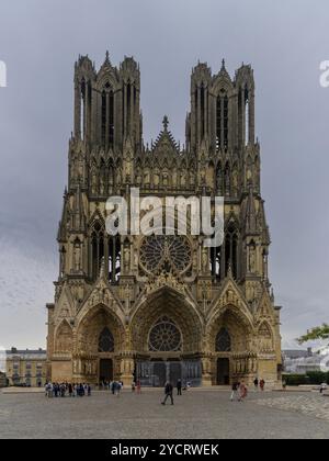 Reims, Francia - 13 settembre, 2022: Vista della facciata ovest esterno e due guglie della storica Cattedrale di Reims Foto Stock