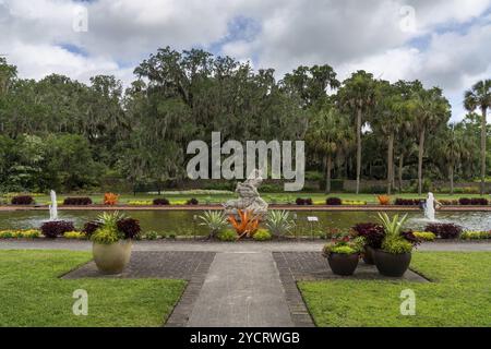 Murrells Inlet, Stati Uniti, 21 giugno 2023: Statua e piscina di Samson and the Lion a Brookgreen Gardens, Nord America Foto Stock