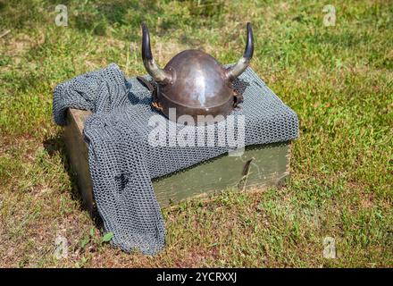 Cavaliere medievale armor con casco e mail a catena Foto Stock