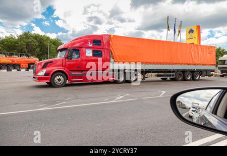 REGIONE DI SAMARA, RUSSIA - 25 GIUGNO 2016: Grande camion americano in autostrada. Vista dal finestrino dell'auto Foto Stock