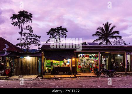 Commercio alimentare al tramonto, Lancetillo, la Parroquia, Reyna, Quiche, Guatemala, America centrale Foto Stock