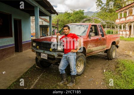 Man e il suo SUV, Lancetillo, la Parroquia, area di Reyna, Quiche, Guatemala, America centrale Foto Stock