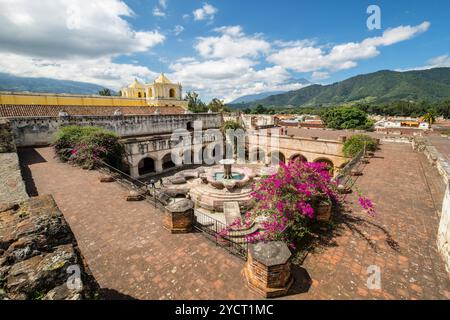 Fontana di pesce nel convento mercedario, chiesa di la Merced, Antigua Guatemala, dipartimento di Sacatepéquez, Repubblica del Guatemala, America centrale Foto Stock