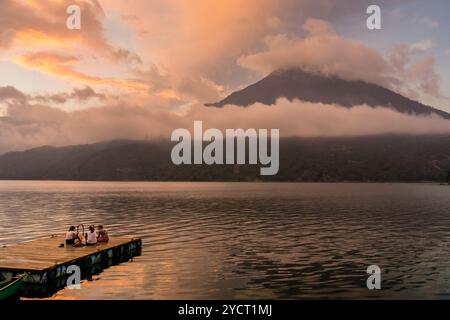 Turisti in ormeggio che ammirano il tramonto, il lago Atitlan e il vulcano San Pedro, Santiago Atitlan, dipartimento di Sololá, Guatemala Foto Stock