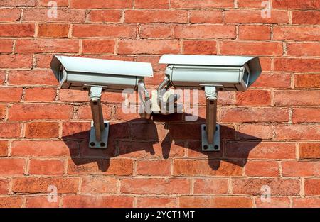 Le telecamere di sorveglianza montato sulla parete dell'edificio Foto Stock