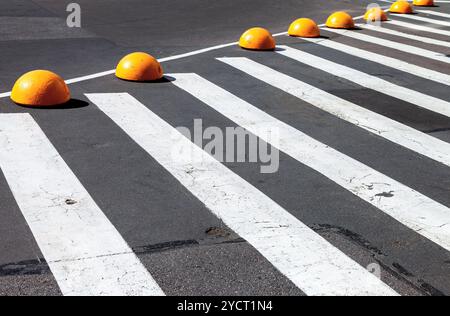 Strisce pedonali con righe bianche su asfalto Foto Stock