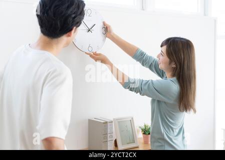 Coppia di orologi sospesi sulla parete Foto Stock