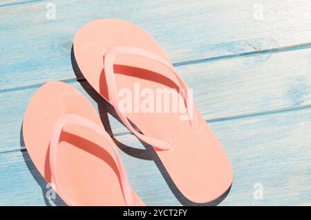 Infradito sul tavolo Foto Stock