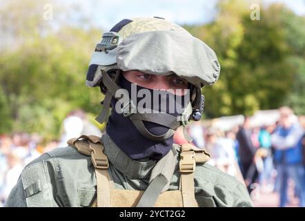 Membro non identificato del club militare in uniforme e casco mimetico dell'esercito Foto Stock