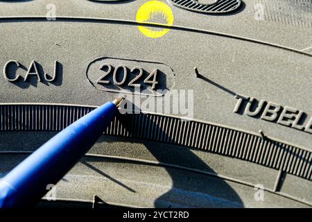 Vista laterale dello pneumatico con indicazione della settimana e dell'anno di produzione dello pneumatico, della settimana e dell'anno di produzione Foto Stock