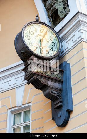 Il primo orologio elettrico a San Pietroburgo (1905) sull'Arco dello Stato maggiore. L'iscrizione sull'orologio: "Camera principale dei pesi e delle misure Foto Stock