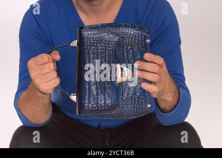 Mani maschili forti che tengono le borse Foto Stock