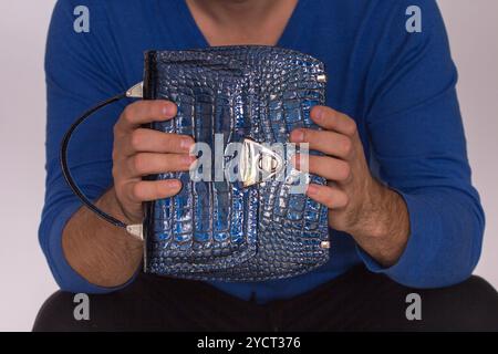 Mani maschili forti che tengono le borse Foto Stock