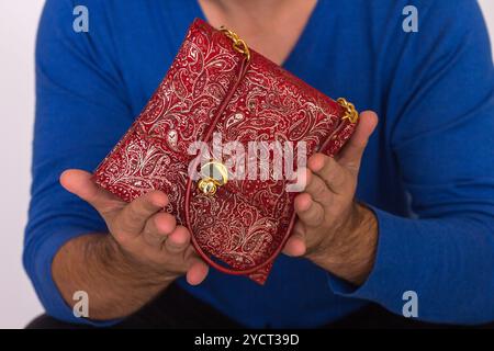 Mani maschili forti che tengono le borse Foto Stock