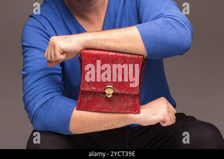 Mani maschili forti che tengono le borse Foto Stock