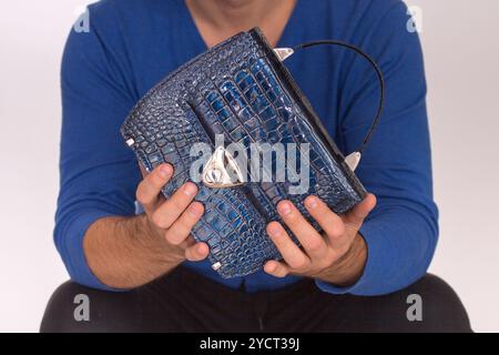 Mani maschili forti che tengono le borse Foto Stock