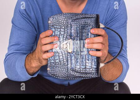 Mani maschili forti che tengono le borse Foto Stock