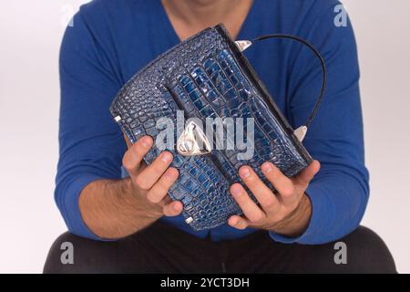 Mani maschili forti che tengono le borse Foto Stock