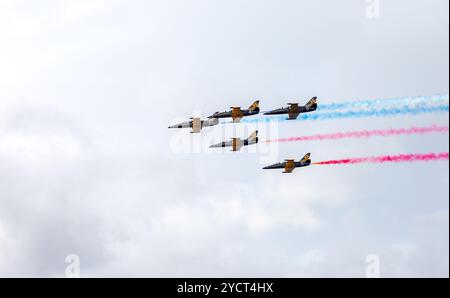 La squadra di aerobatica dell'aviazione Rus in volo. Il gruppo si esibisce su velivoli da addestramento a reazione L-39 Foto Stock