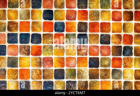 Abstract La ceramica colorate piastrelle a mosaico pattern di composizione di sfondo Foto Stock