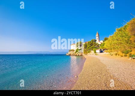 Monastero sulla spiaggia di ciottoli di Bol, isola di Brac Dalmazia, Croazia Foto Stock