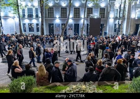 Tbilisi, Georgia. 23 ottobre 2024. Una folta folla riempie la strada di Tbilisi, con luci lontane e un palco sullo sfondo, a dimostrazione dell'entità della partecipazione al rally. Questa vista cattura il volume totale dei partecipanti. Catturato durante la campagna pre-elettorale a Tbilisi, Georgia, mercoledì 23 ottobre 2024. (VX Photo/ Vudi Xhymshiti) crediti: VX Pictures/Alamy Live News Foto Stock