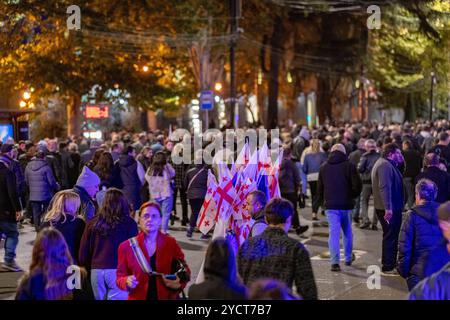 Tbilisi, Georgia. 23 ottobre 2024. Un mare di persone si muove per le strade di Tbilisi, molte delle quali portano bandiere georgiane, mentre un raduno pre-elettorale raccoglie slancio. L'immagine cattura il fervore nazionalistico che circonda l'evento. Catturato durante la campagna pre-elettorale a Tbilisi, Georgia, mercoledì 23 ottobre 2024. (VX Photo/ Vudi Xhymshiti) crediti: VX Pictures/Alamy Live News Foto Stock