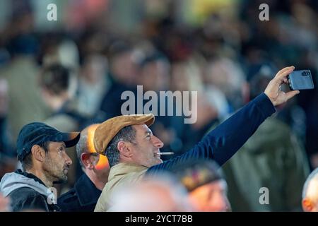 Tbilisi, Georgia. 23 ottobre 2024. Mentre la campagna pre-elettorale di Georgian Dream si svolge, i partecipanti catturano il momento sui loro telefoni, segnando i preparativi del partito per le elezioni del 2024. Tbilisi, Georgia, mercoledì 23 ottobre 2024. (VX Photo/ Vudi Xhymshiti) crediti: VX Pictures/Alamy Live News Foto Stock