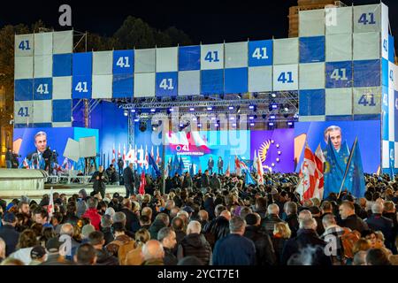 Tbilisi, Georgia. 23 ottobre 2024. Bidzina Ivanishvili, la fondatrice di Georgian Dream, è proiettata su grandi schermi mentre i leader del partito si rivolgono alla folla durante una manifestazione elettorale a Tbilisi in vista delle elezioni. I sostenitori ondeggiano le bandiere e ascoltano la visione del partito per il futuro della Georgia. Catturato mercoledì 23 ottobre 2024. (VX Photo/ Vudi Xhymshiti) crediti: VX Pictures/Alamy Live News Foto Stock
