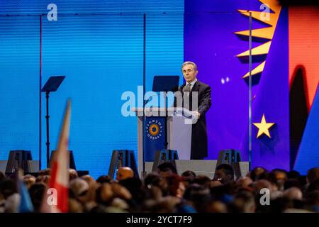 Tbilisi, Georgia. 23 ottobre 2024. Bidzina Ivanishvili si rivolge alla folla da dietro un vetro antiproiettile, con l'emblema Georgian Dream esposto in modo prominente, durante il raduno della festa a Tbilisi, Georgia, mercoledì 23 ottobre 2024. Il suo discorso sottolinea il futuro politico della Georgia, concentrandosi sui temi della stabilità e dell'integrazione europea man mano che si avvicinano le elezioni parlamentari. (VX Photo/ Vudi Xhymshiti) crediti: VX Pictures/Alamy Live News Foto Stock