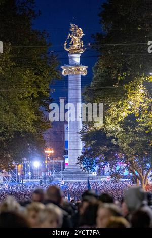 Tbilisi, Georgia. 23 ottobre 2024. I sostenitori di Georgian Dream si trovano lungo Rustaveli Avenue, di fronte al palcoscenico per i discorsi pre-elettorali, con il Freedom Monument visibile in lontananza. L'evento segna un momento critico nel calendario politico del paese. Catturato mercoledì 23 ottobre 2024. (VX Photo/ Vudi Xhymshiti) crediti: VX Pictures/Alamy Live News Foto Stock