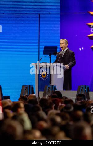Tbilisi, Georgia. 23 ottobre 2024. Bidzina Ivanishvili si rivolge alla folla da dietro un vetro antiproiettile, con l'emblema Georgian Dream esposto in modo prominente, durante il raduno della festa a Tbilisi, Georgia, mercoledì 23 ottobre 2024. Il suo discorso sottolinea il futuro politico della Georgia, concentrandosi sui temi della stabilità e dell'integrazione europea man mano che si avvicinano le elezioni parlamentari. (VX Photo/ Vudi Xhymshiti) crediti: VX Pictures/Alamy Live News Foto Stock