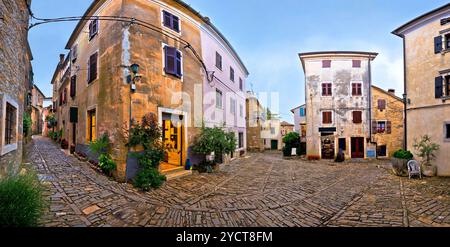 Piazza in ciottoli di Groznjan village panorama, Istria, Croazia Foto Stock