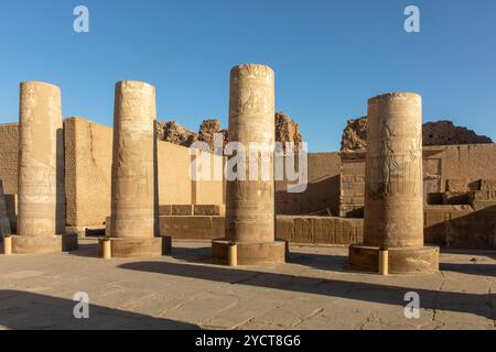 Kom Ombo, Egitto; 17 gennaio 2024: Il simbolismo dei pilastri colossali che sostengono il tempio sacro di Sobek a Kom Ombo. Questa struttura imponente Foto Stock