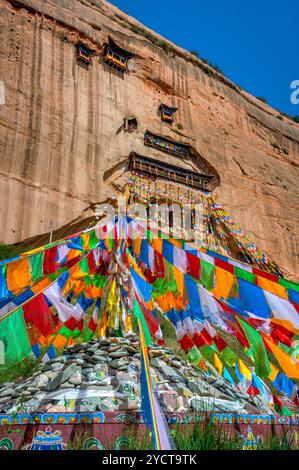 Tempio di Mati si con bandiere di preghiera colorate, Cina Foto Stock