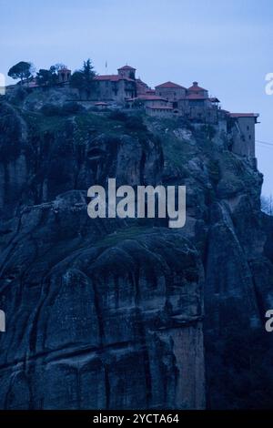 Monastero della Santa Trinità (noto anche come Agia Triada, Ayias Triadhos, Ayia Triada) al crepuscolo nella regione di Kalambaka e Meteores, una forma geologica Foto Stock