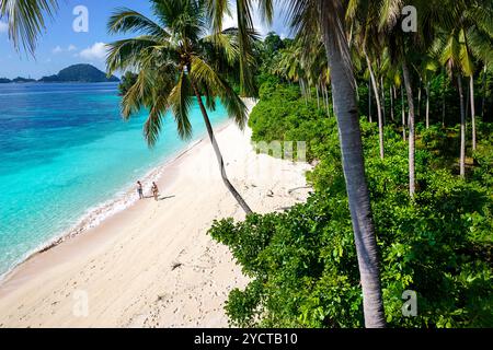 I turisti esplorano spettacolari spiagge di sabbia bianca su una remota isola di Labengki sulla costa orientale dell'isola di Sulawesi in Indonesia, paradiso tropicale Foto Stock