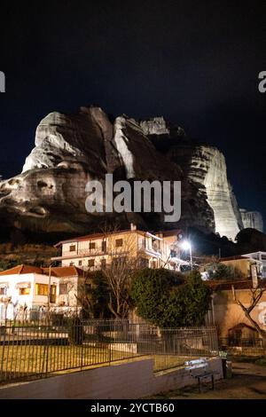 Montagna rocciosa al crepuscolo della regione di Kalambaka e Meteores, una formazione geologica nella Grecia settentrionale, nel distretto regionale di Trikala, Tessaglia, Foto Stock