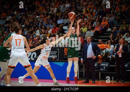 Reka Dombai di uni Gyor (L) e Leticia Romero di Valencia basket (R) durante il terzo round della stagione regolare femminile Euroleague. A Pabellon Fuente de San Lu Foto Stock