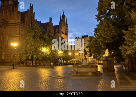 Tramonto al Municipio sulla Piazza del mercato, Torun, Polonia Foto Stock