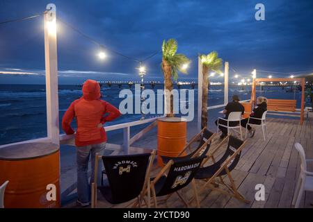 Bar in serata sulla spiaggia di Misdroy (Miedzyzdroje) presso il Parco Nazionale Wolinski, costa baltica, Polonia Foto Stock