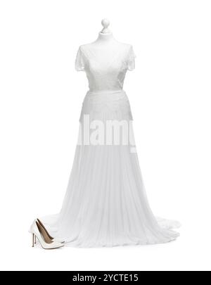 Manichino con bellissimo abito da sposa e scarpe isolate sul bianco Foto Stock