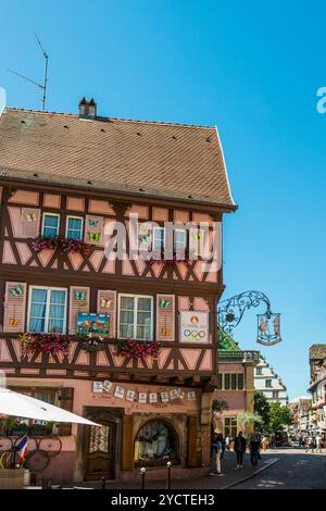 Pittoresche case colorate e in legno, città vecchia, Colmar, Alsazia, Bas-Rhin, Francia Foto Stock