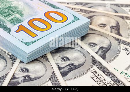 Cumulo di un centinaio di american Dollar Bills close up Foto Stock