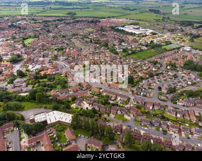 Foto aerea della città britannica di York, nel North Yorkshire, in Inghilterra, che mostra file di case e strade lungo le strade laterali della tipica esta abitativa britannica Foto Stock