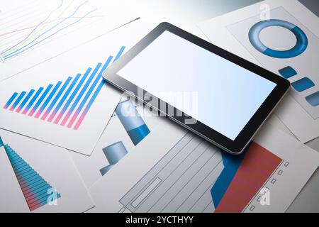 Tablet computer e materiale grafico Foto Stock